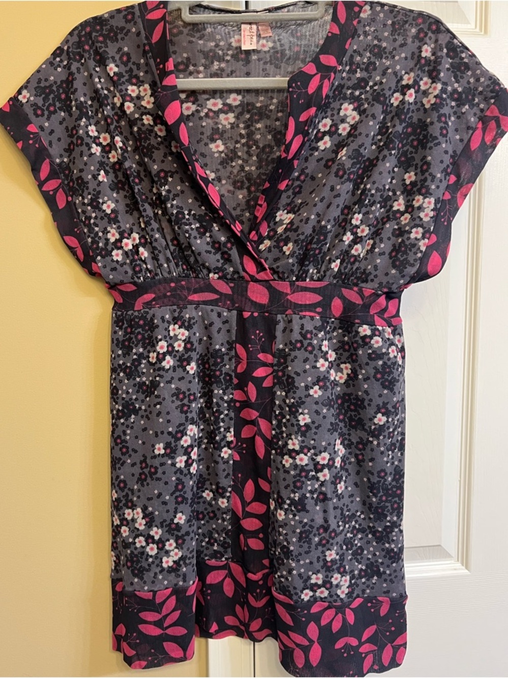 Sweet Pea by Stacy Frati, Black & Pink stretch Floral V-Neck Tunic Top, GUC